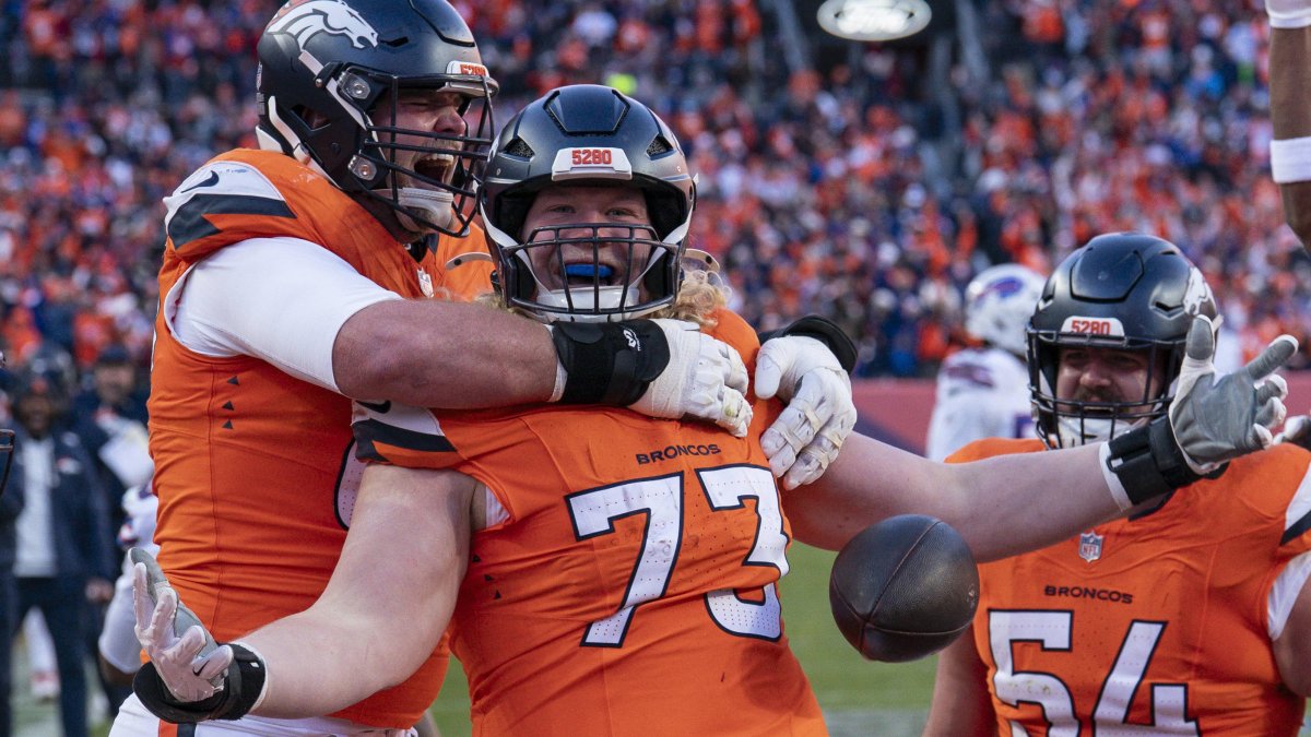 Frank Crum (73) celebra un touchdown ante los Bills