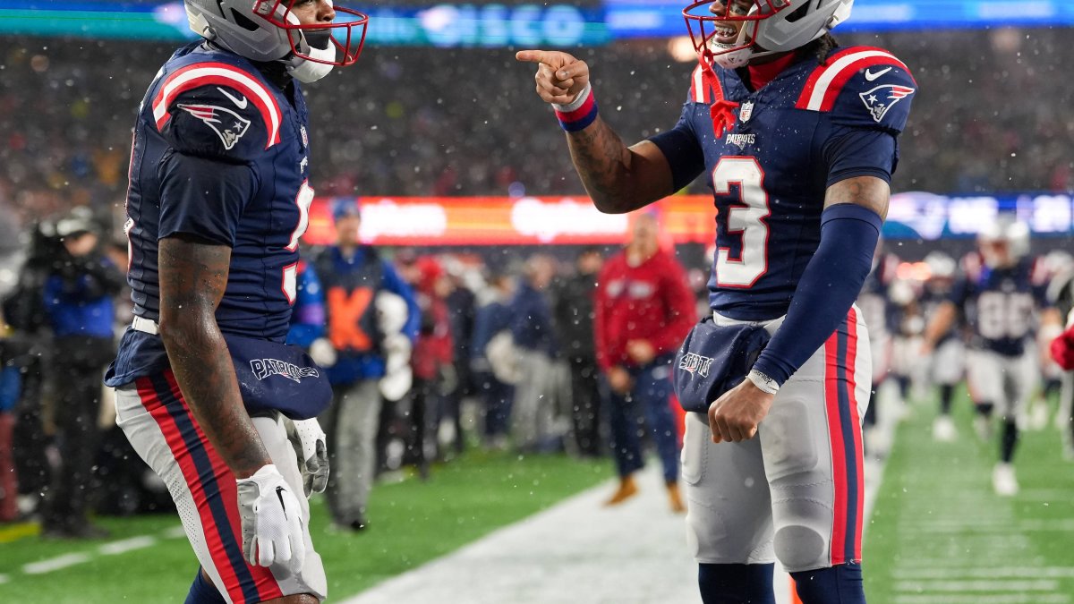 Kayshon Boutte (9) y Demario Douglas (3) celebran un touchdown