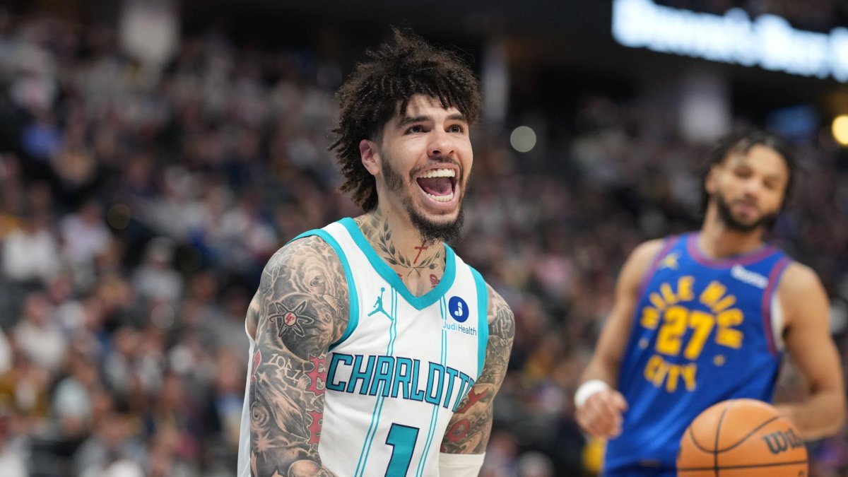 LaMelo Ball celebra para los Hornets