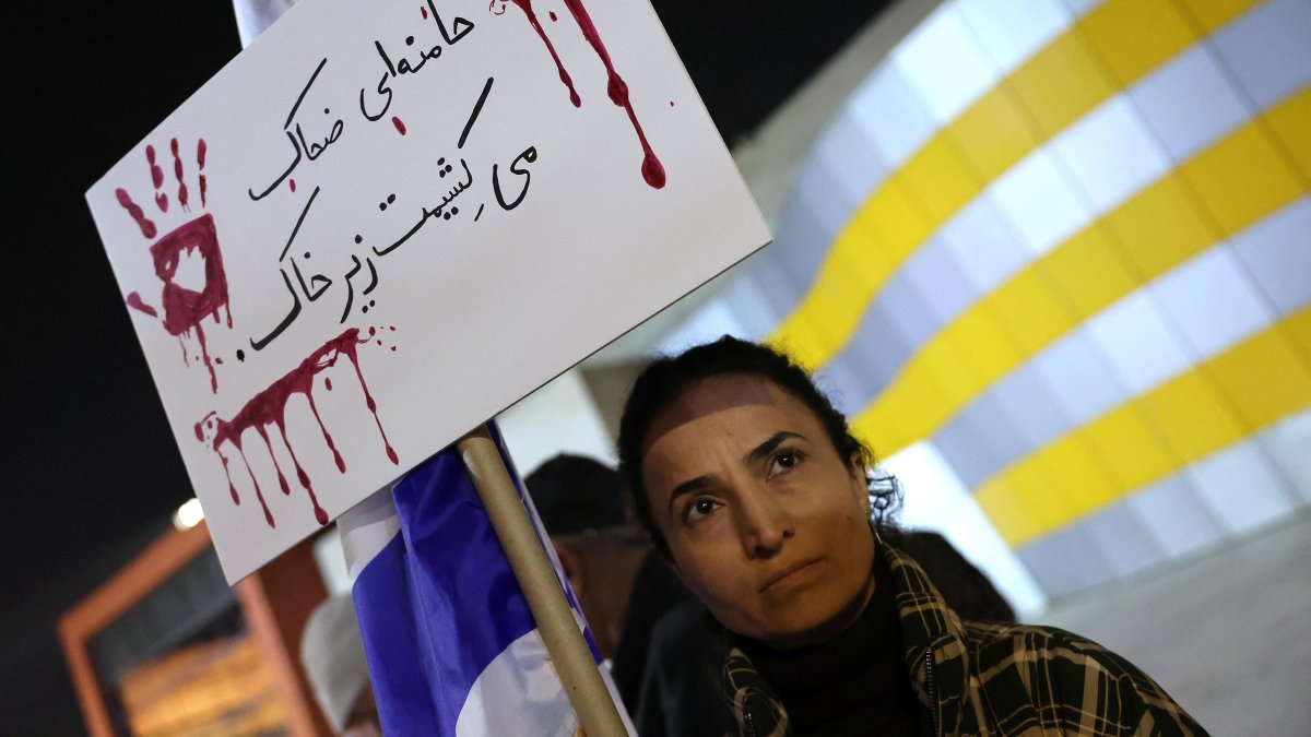 Una mujer protesta en solidaridad por la represión en Irán