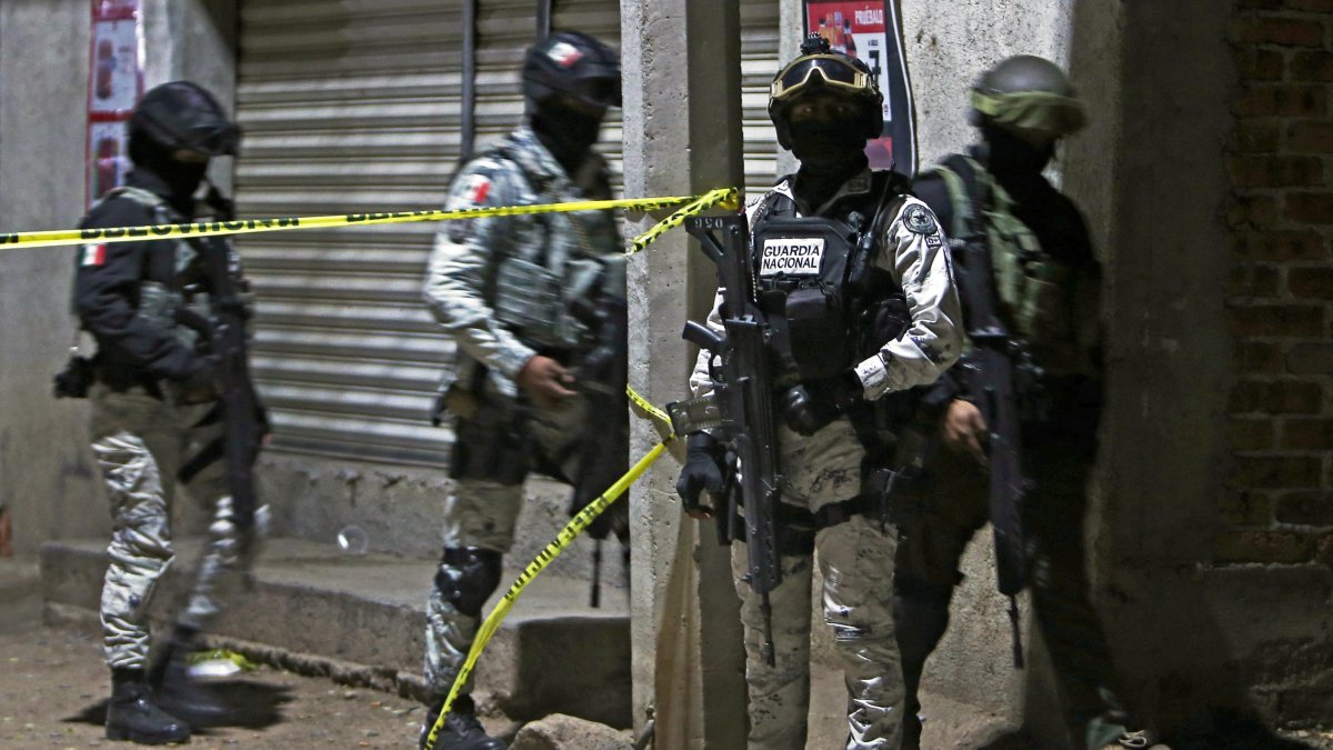 Miembros de la Guardia Nacional en la escena de un tiroteo masivo que dejó 11 muertos en México