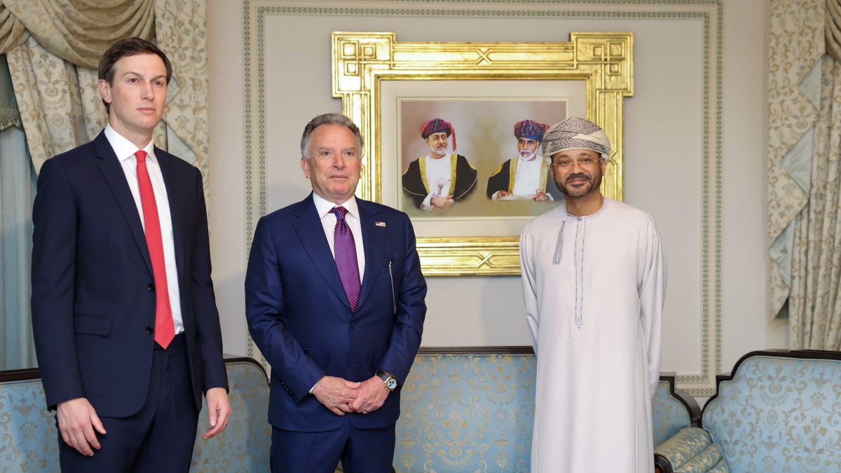 Steve Witkoff, Jared Kushner y el ministro de Oman Badr bin Hamad Busaidi