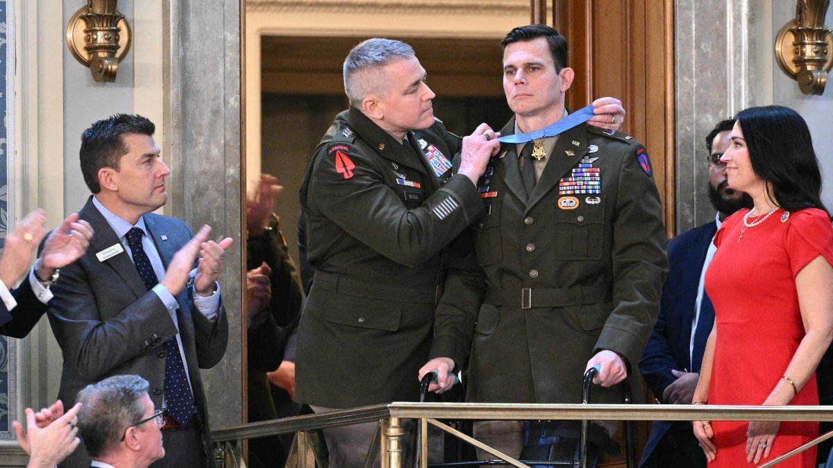 El suboficial jefe Eric Slover recibe la Medalla de Honor del Congreso