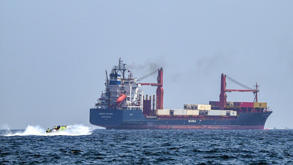 Barco petrolero circula por las aguas del estrecho de Ormuz