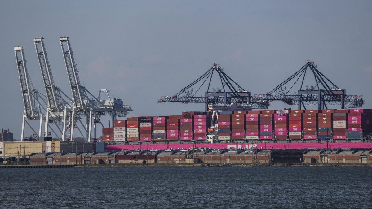 Contenedores de carga se encuentran en Nueva Jersey