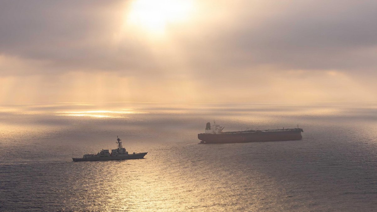 El USS Peralta, uno de los destructores atacados, durante el bloqueo