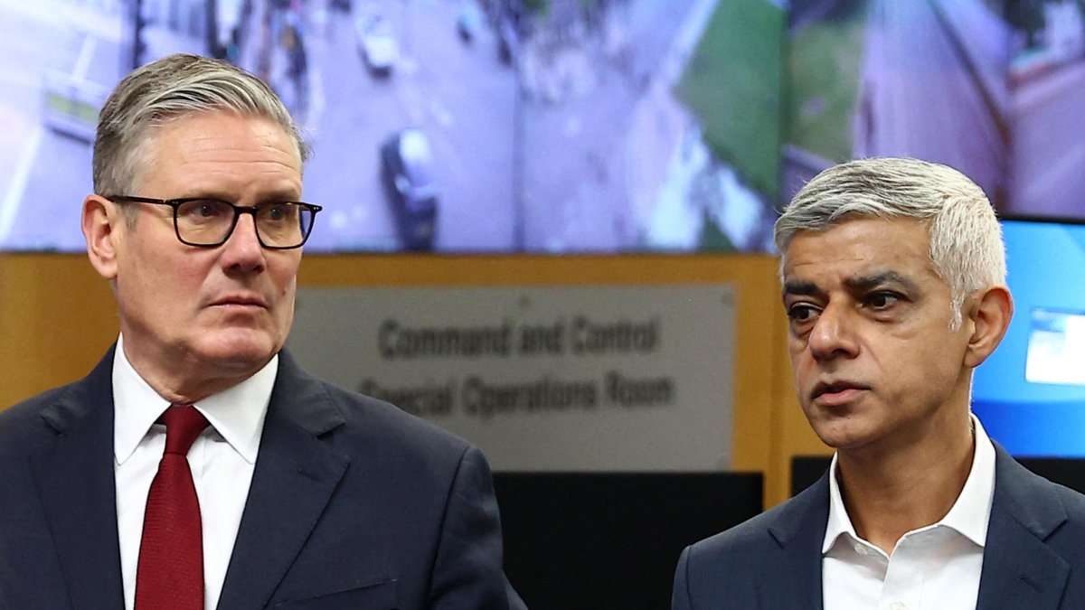 El primer ministro británico, Keir Starmer, acompañado por el alcalde de Londres, Sadiq Khan