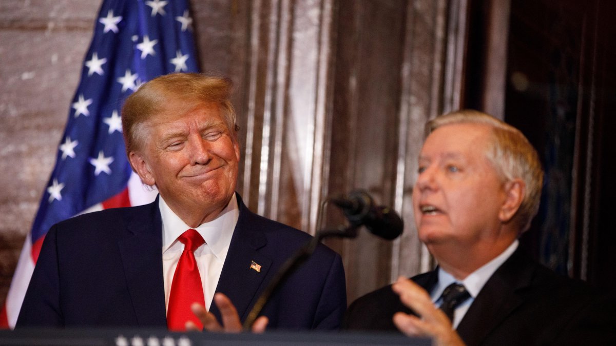 Donald Trump junto a Lindsey Graham/ Logan Cyrus