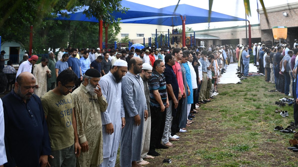 Los fieles rezan en una mezquita de Stafford, Texas