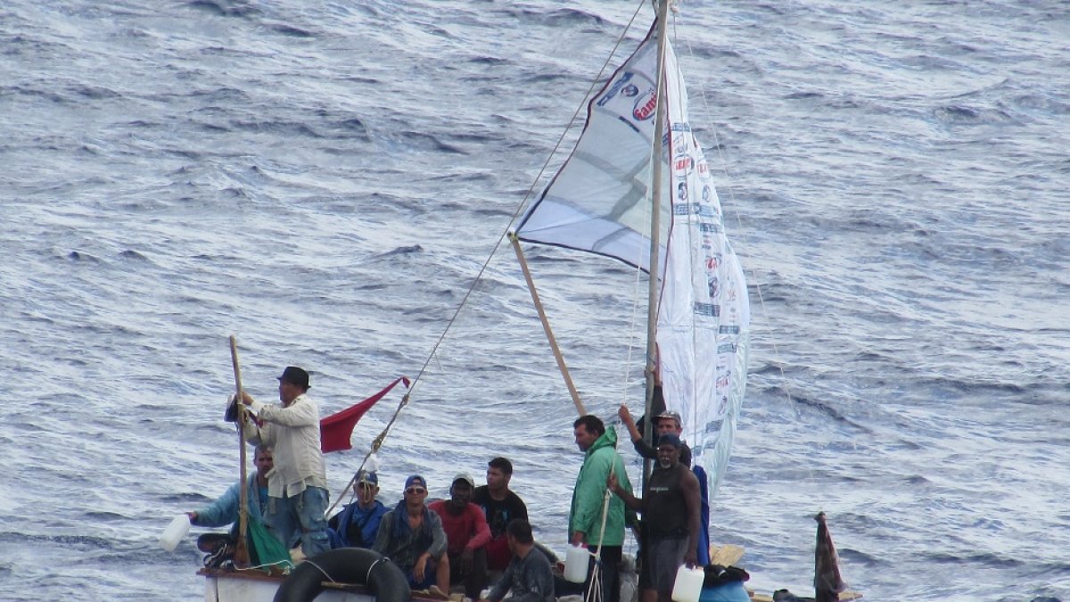 Cubans trying to reach the United States by boat - Andrew Smith-Wikimedia.