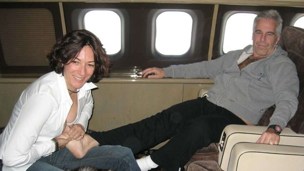 Jeffrey Epstein y Ghislaine Maxwell en un avión privado / Cordon Press.