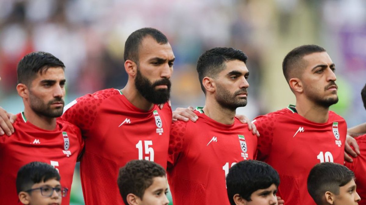 Los futbolistas iraníes sin cantar su himno / Cordon Press