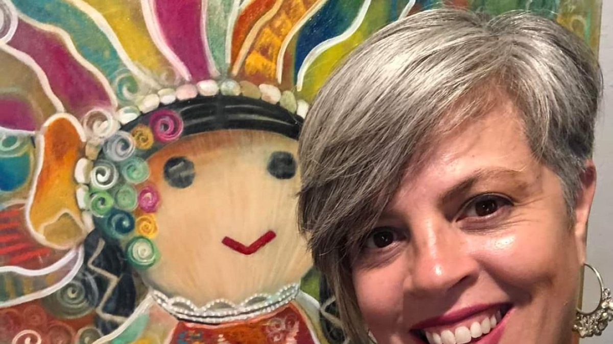 Gaby Cazares, ante una de sus creaciones.