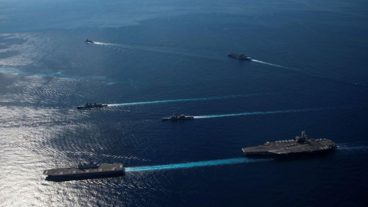 U.S. aircraft carrier USS Ronald Reagan and Japanese ships / Cordon Press