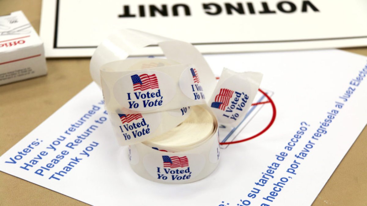 “I voted” stickers in English and Spanish, Virginia, USA, November 2014. (Organization for Security and Co-operation in Europe (OSCE) photo.)