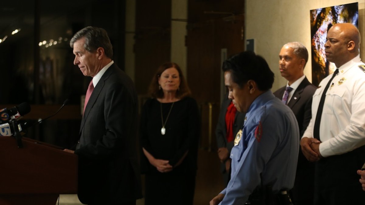 Roy Cooper, gobernador de Carolina del Norte, en una comparecencia sobre la matanza de Raleigh. Cordon Press.