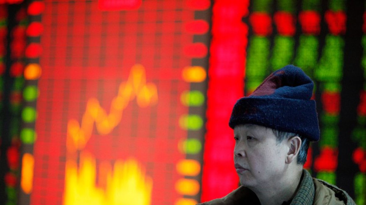 Un inversor observa el mercado financiero chino. (Archivo / Cordon Press)