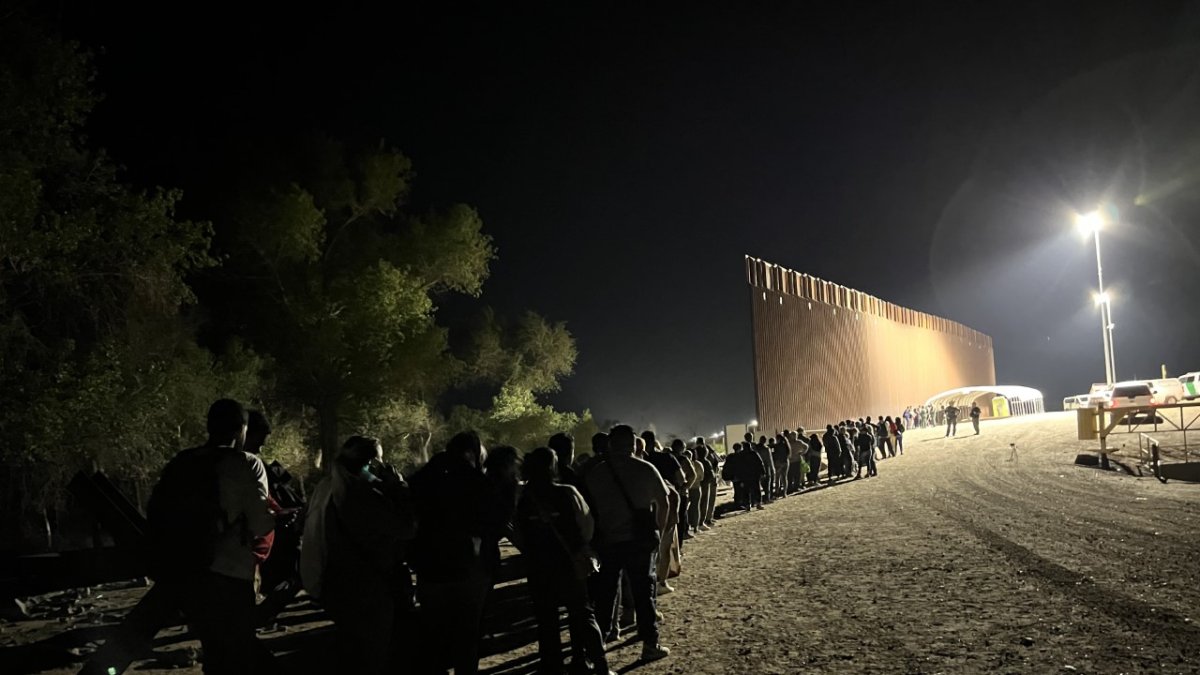 Immigrants intercepted in Yuma, Arizona / Sheena Rodriguez.