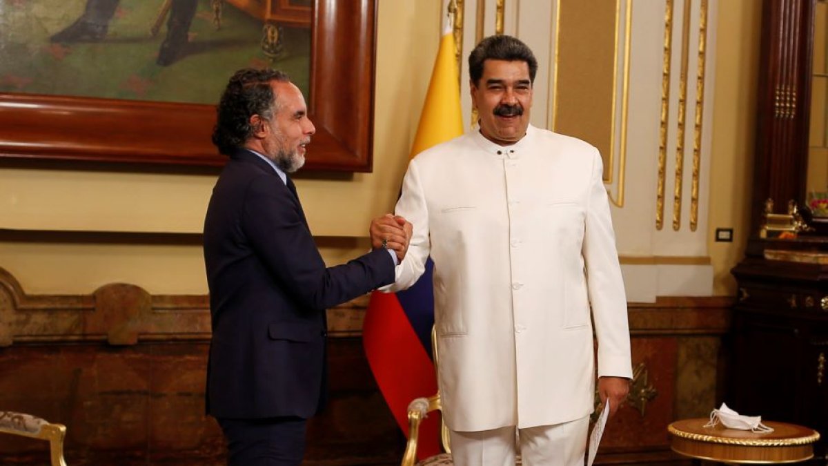 The new Colombian ambassador next to the Venezuelan dictator / Cordon Press