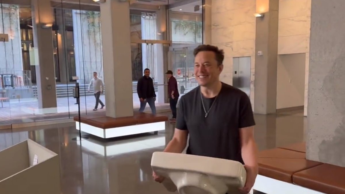 Elon Musk entra en la sede de Twitter / Captura de Twitter.
