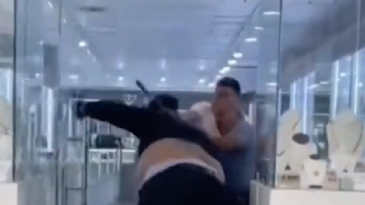 Video: los pequeños comerciantes comienzan a defenderse ante el auge de los robos en California | Captura Twitter 3 Side Story