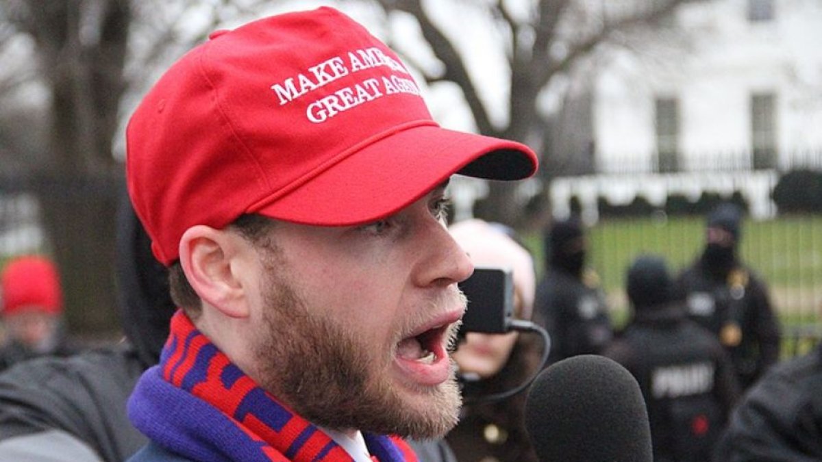 El DOJ pide 120 días de prisión para el presentador Owen Shroyer (Wikimedia/ Avery Jensen)