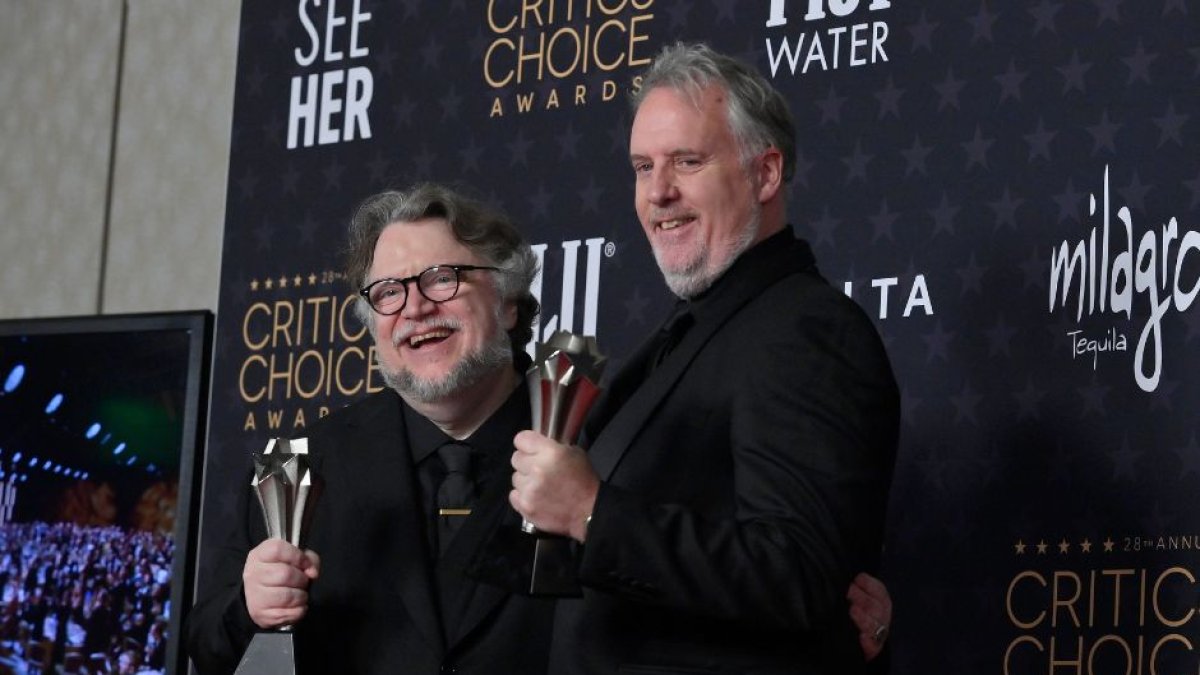 Guillermo del Toro y Mark Gustafson celebran el triunfo de 'Guillermo del Toro's Pinocchio' en los Critics Choice Awards 2023 (Archivo / Cordon Press).