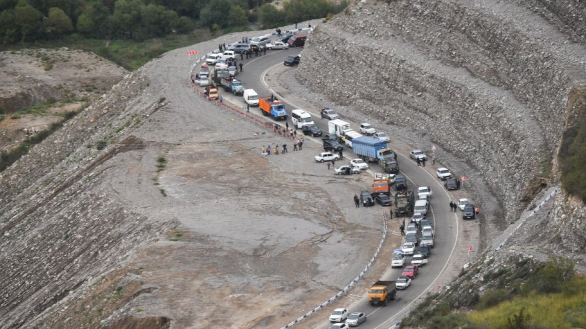 Una caravana de coches abandonando Artsaj en septiembre de 2023 / (Cordon Press)