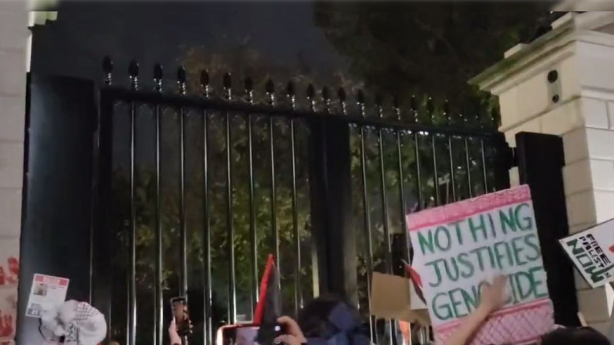 Manifestantes pro Hamás vandalizan las inmediaciones de la Casa Blanca | Captura pantalla Twitter @stevennelson10