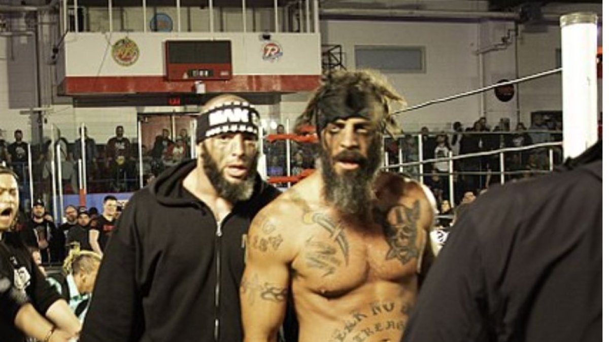 (Jay Briscoe (dcha.) junto a su hermano Mark tras un combate./Wikimedia Commons)