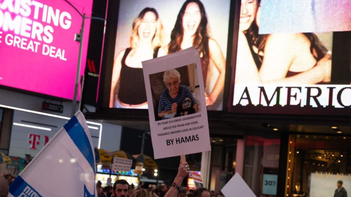 Manifestantes en Nueva York se posicionan en favor de Israel y piden la vuelta a casa de los rehenes. (Cordon Press)
