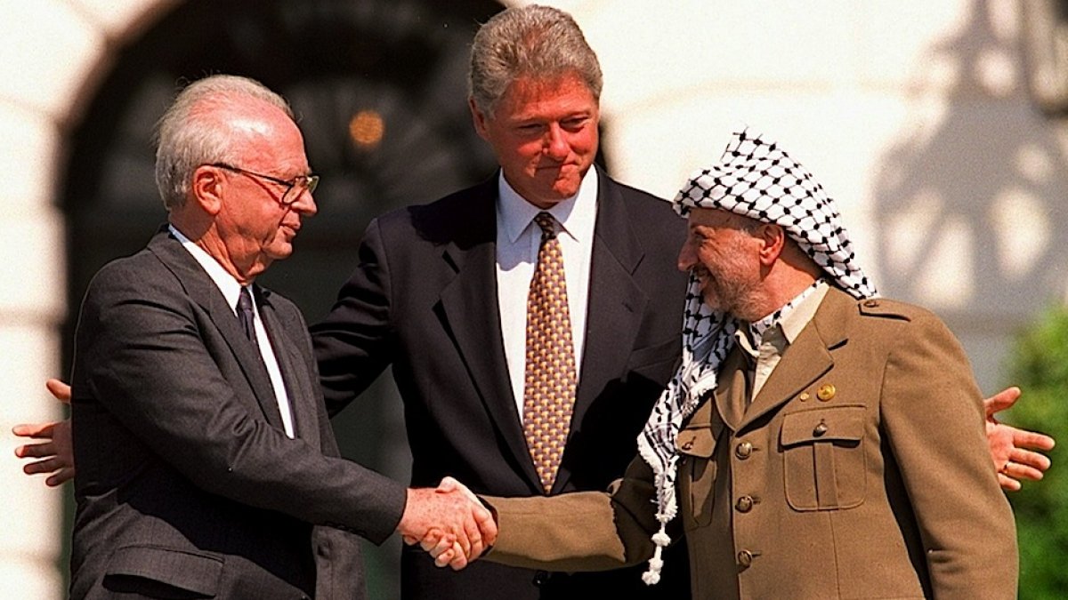 Isaac Rabin, Bill Clinton & Yaser Arafat, at the White House / Wikipedia.