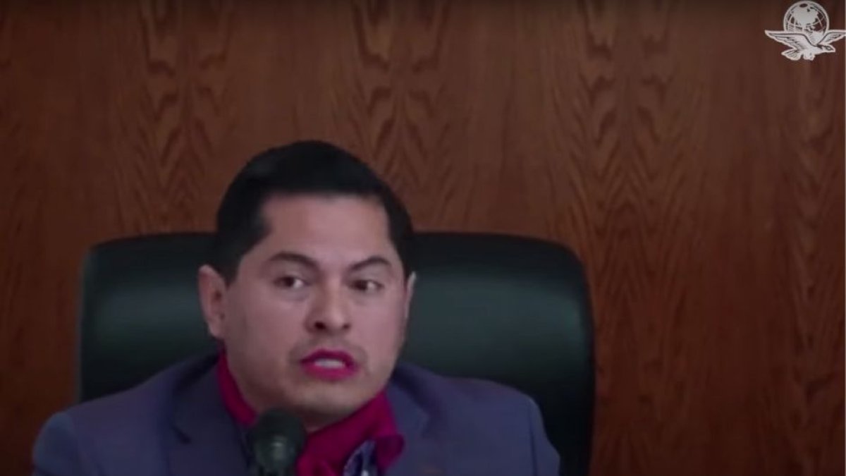 México: hallan el cuerpo sin vida del primer magistrado no binario y otra persona en su apartamento | Captura de pantalla YouTube (El Universal)