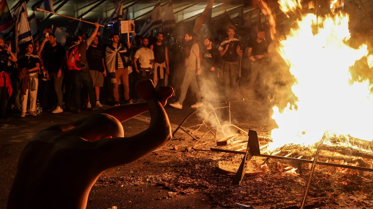 Israeli anti-government protesters block a road in Tel Aviv / Cordon Press.