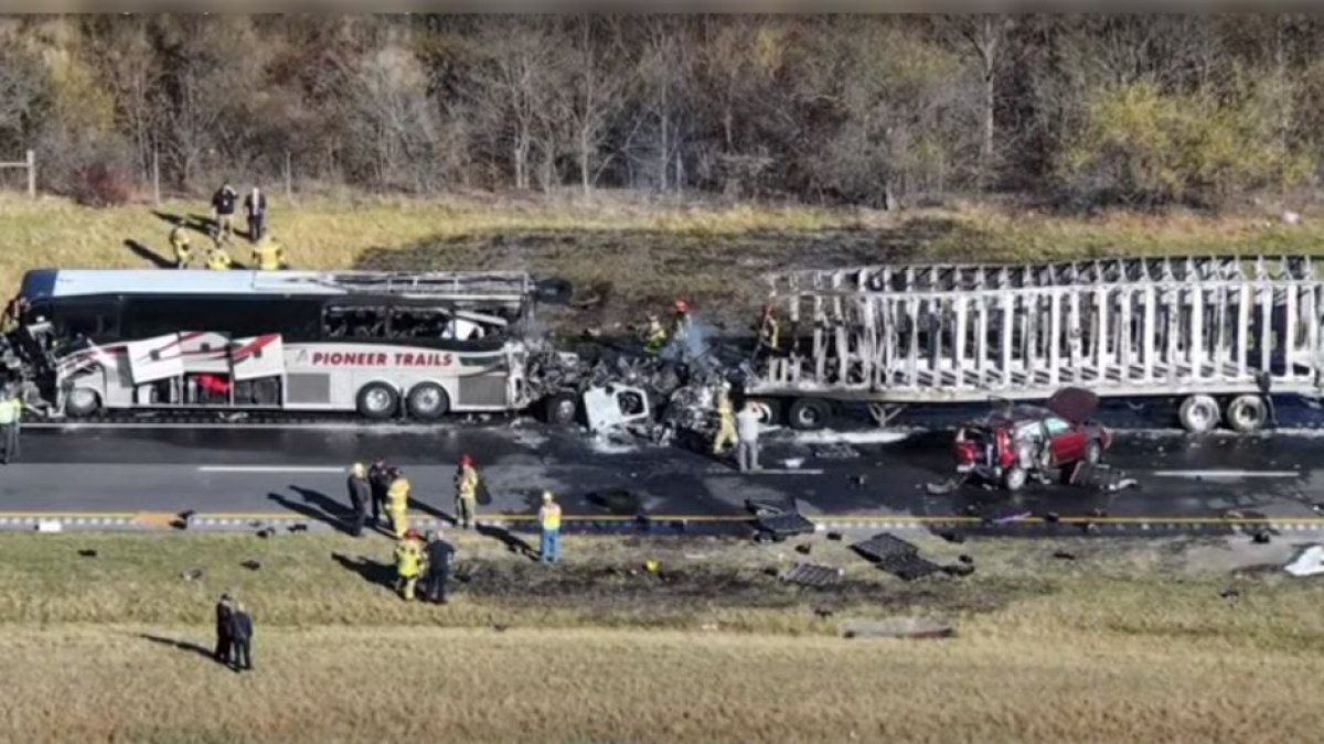 Ohio: un aparatoso accidente con un bus que llevaba estudiantes de una secundaria deja tres muertos y al menos 15 heridos | Captura de pantalla de YouTube (WBNS 10TV)