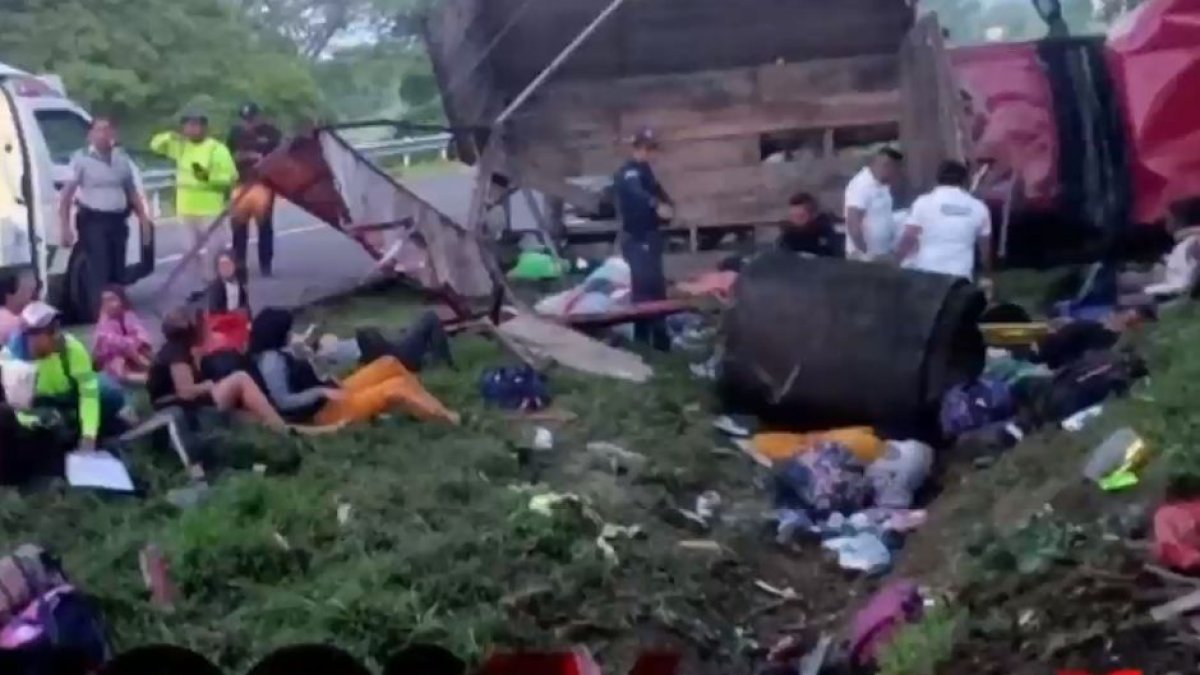 Al menos diez muertos en un accidente de tránsito de un camión que transportaba inmigrantes en México | Captura de pantalla Telemundo
