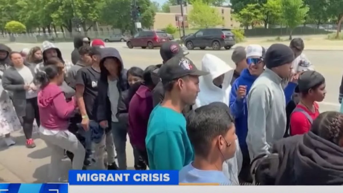 Cientos de inmigrantes colapsan el aeropuerto de O'Hare en Chicago