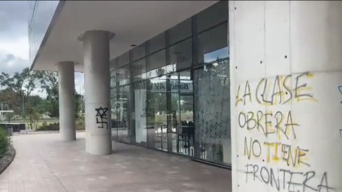 Imágenes de la vandalización de la embajada de Israel en Bogotá | (Crédito: