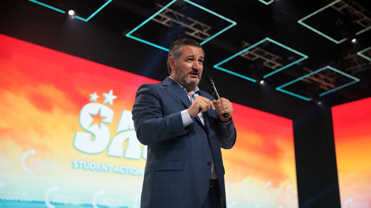 Ted Cruz critica a los grandes medios por no cubrir el escándalo de los alias de Joe Biden