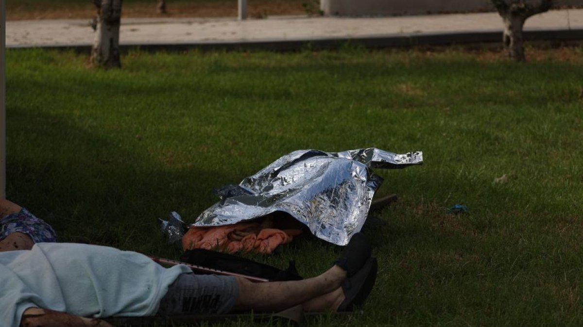 07 de octubre de 2023, Israel, Sderot: Cuerpos de israelíes muertos yacen en el suelo tras los ataques de Hamás. | Cordon Press