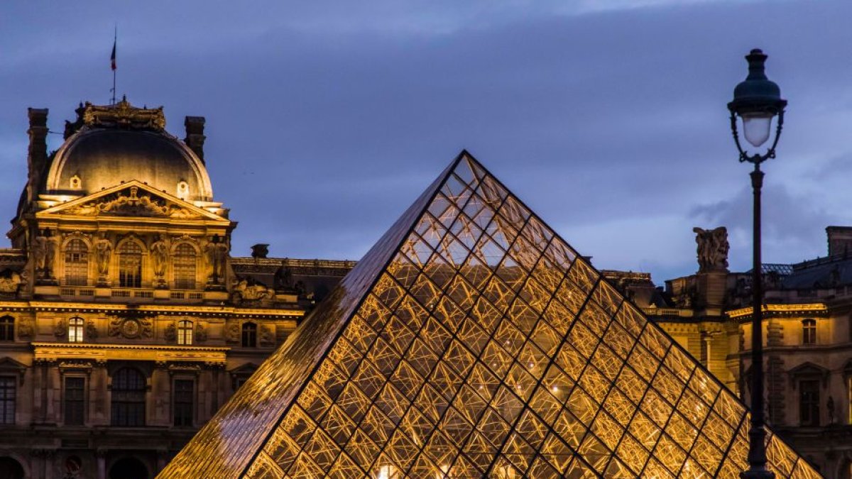Francia: el Museo del Louvre, el Palacio de Versalles y estaciones de tren son evacuados por motivos de seguridad