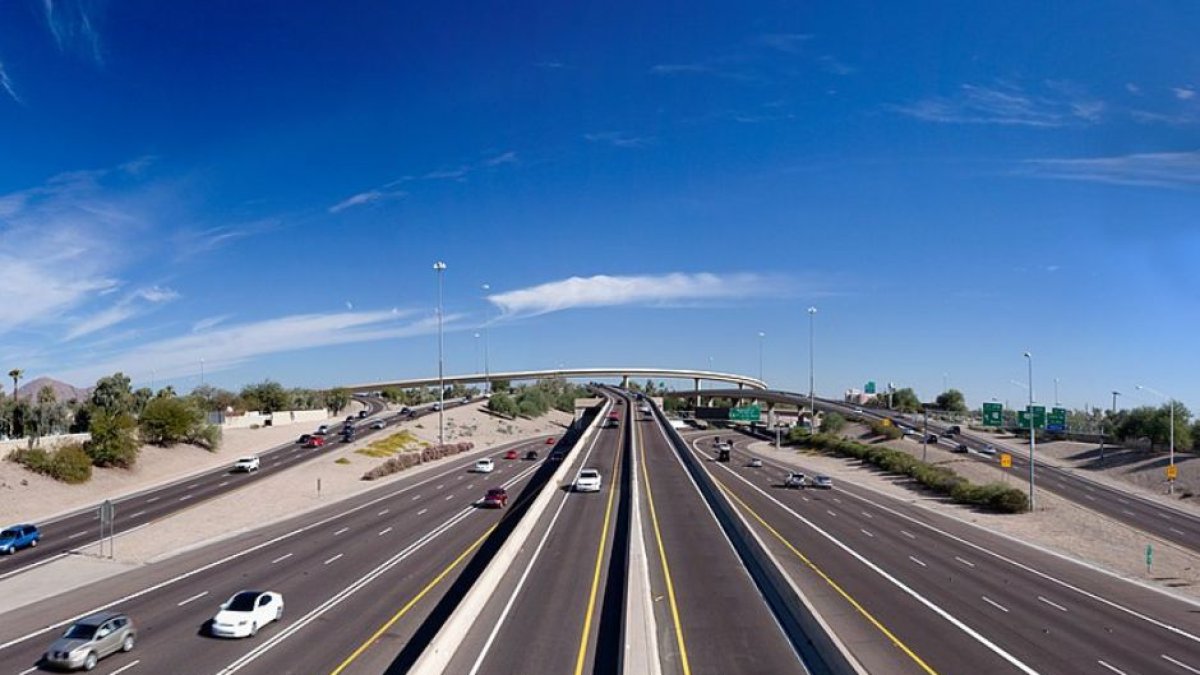 Los Ángeles: reabren la autopista Interestatal 10 mientras sigue la búsqueda de un sospechoso de provocar el incendio | Wikimedia  Commons / Alan Stark de Goodyear, AZ, Estados Unidos