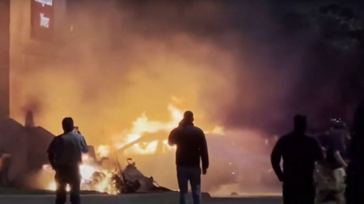 El accidente accidente aéreo en el estacionamiento de un centro comercial en Texas deja un muerto | Captura de pantalla YouTube NYPost