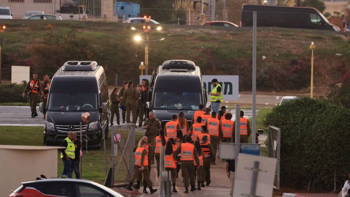 Primeros rehenes liberados por Hamás (Photo by FADEL SENNA / AFP)