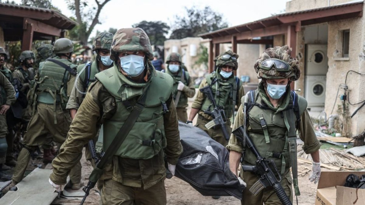 Soldados israelíes extraen cadáveres tras los ataques del 7 de octubre en Israel. (Cordon Press)
