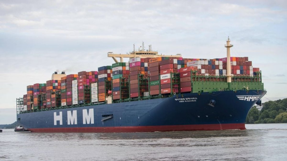 Un carguero se acerca a puerto