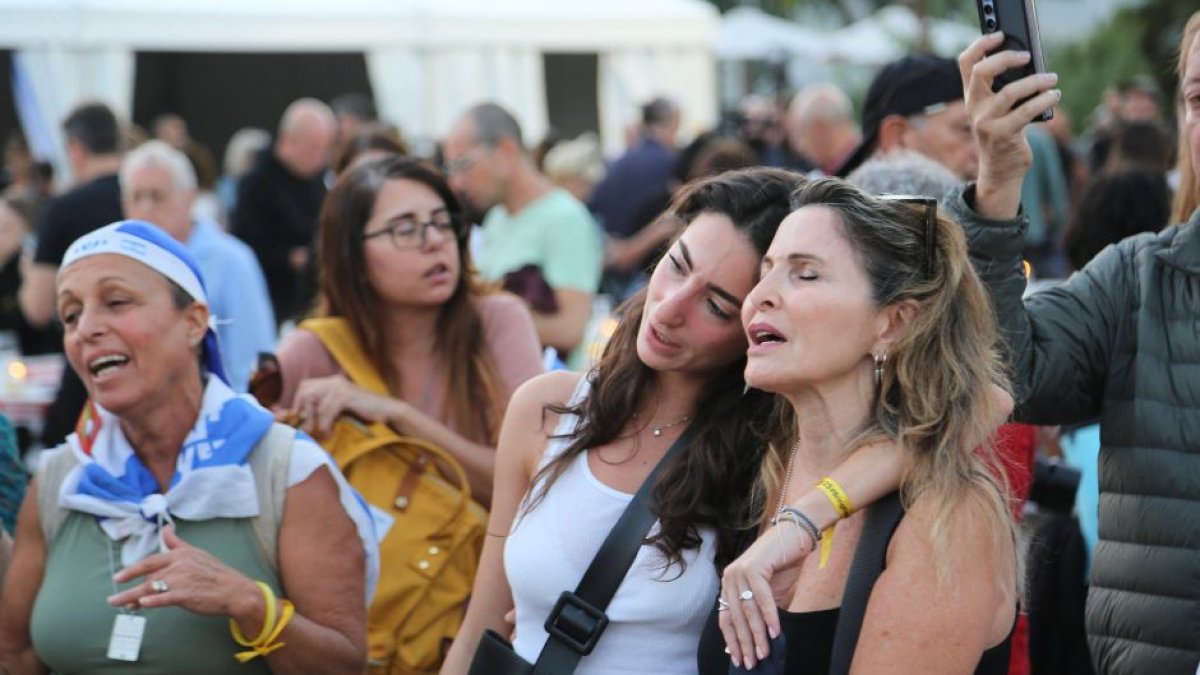 Family members wait in Tel Aviv, Israel, for the release of hostages kidnapped by Hamas / Cordon Press
