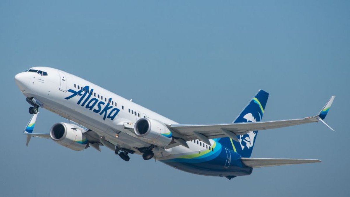Un piloto de Alaska Airlines es acusado de asesinato por intenta apagar los motores de un avión en pleno vuelo | Wikimedia/ BriYYZ