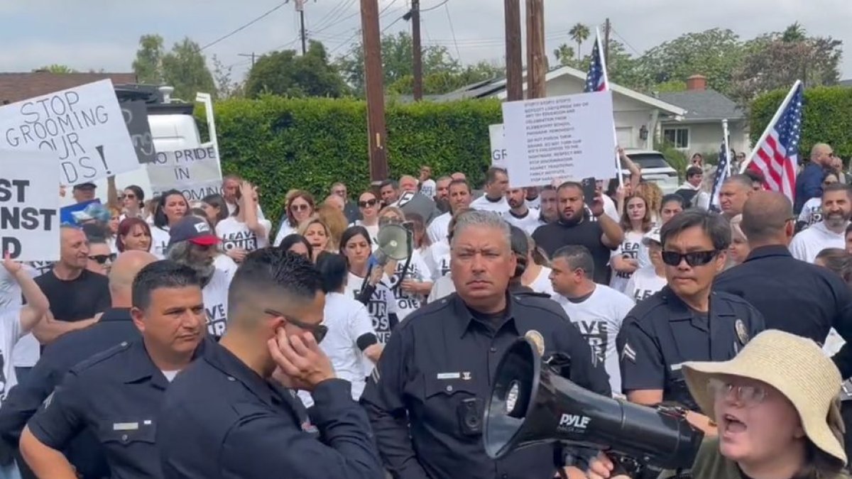 Grupo de padres manifestándose contra una asamblea organizada en una escuela primaria por el Día del Orgullo LGBT.