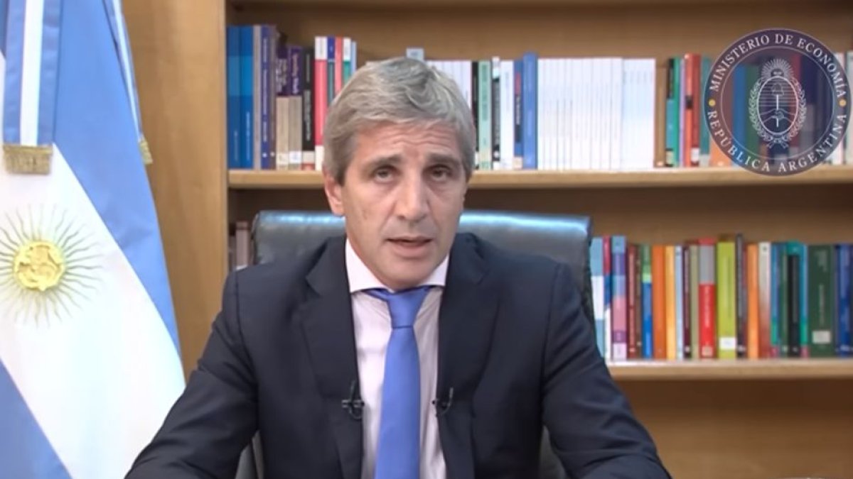 El ministro de economía, Luis Caputo, anuncia las primeras medidas del presidente Javier Milei. 
(Oficina del Presidente de la República Argentina)